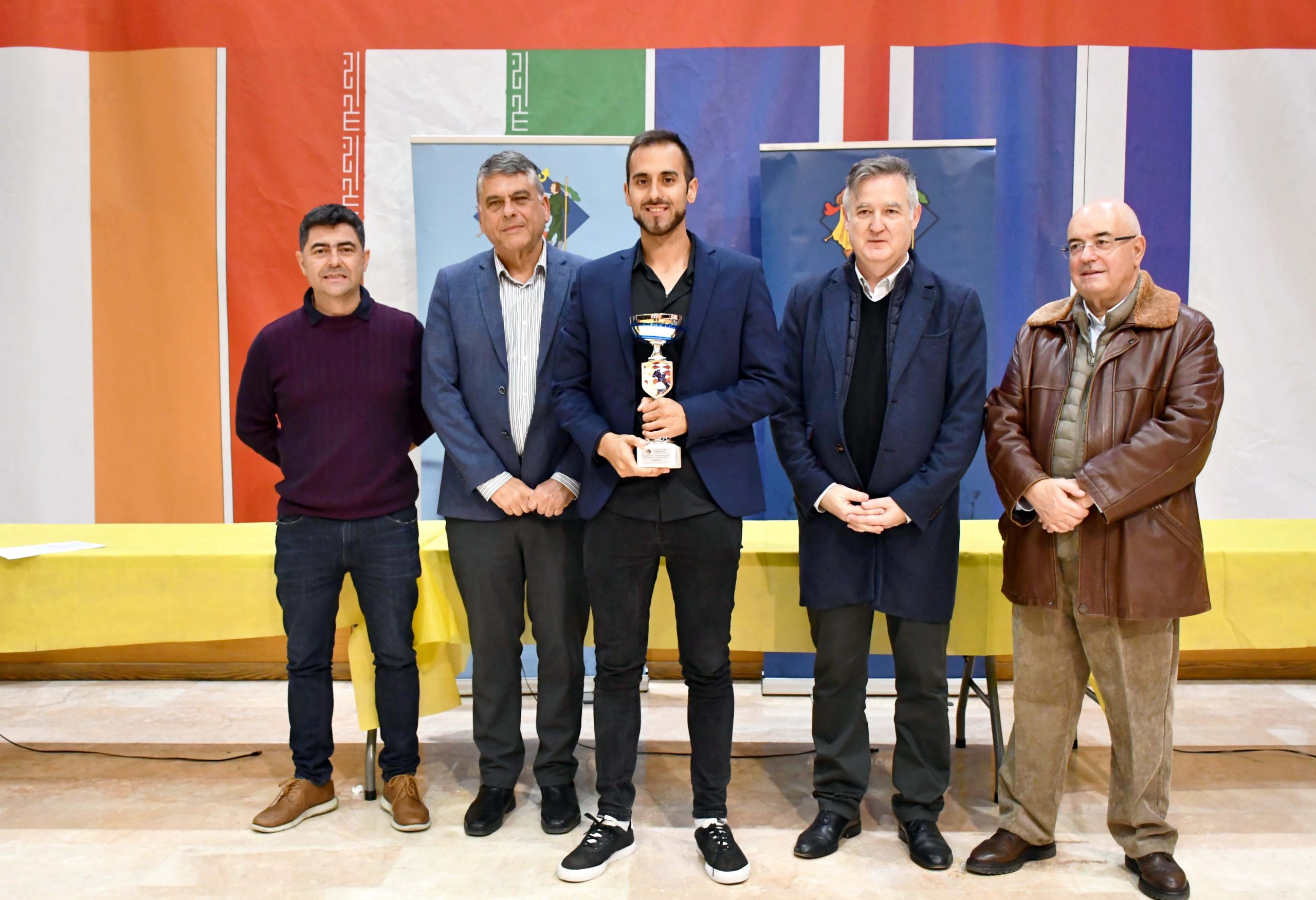 GM Tomás Sosa recibiendo trofeo